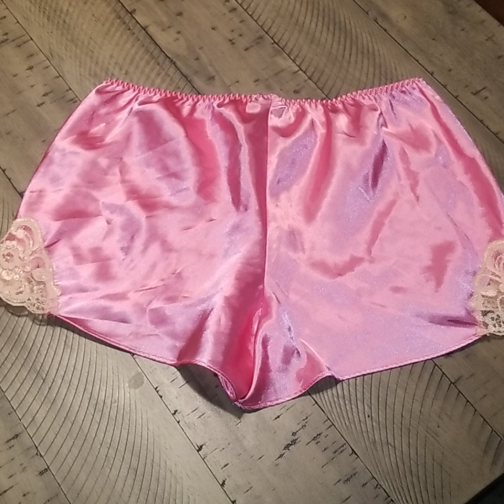 Bisou Bisou silky lounge shorts. - Picture 3 of 7